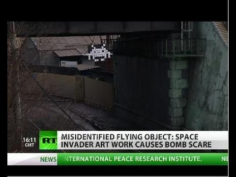 'Space Invader' street art puts cops on bomb alert (???)