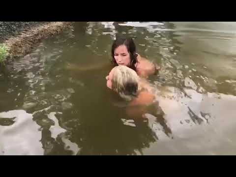 Noodling a Blue Catfish in Alabama : Tight Squeeze!