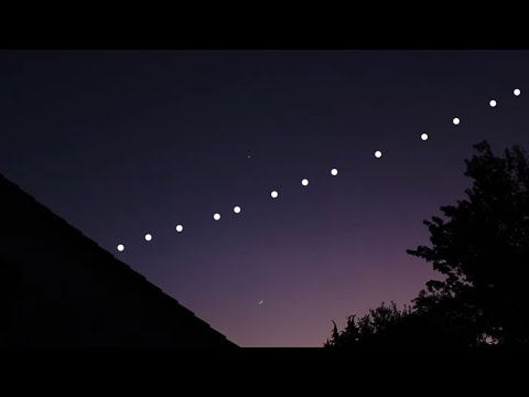 STARLINK satellites train seen from earth - SpaceX Elon Musk